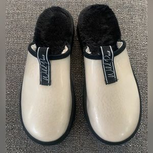Wild Pair sherpa lined slippers sz 8M
